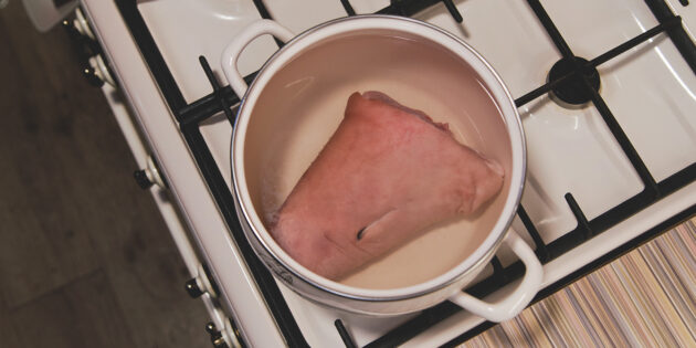 Варёная свиная рулька, рецепт: залейте рульку водой и доведите до кипения