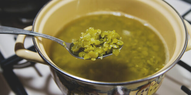 Суп из зелёного гороха: отварите горох