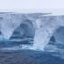 К самому большому айсбергу в мире удалось подплыть: на фото показали его арки и пещеры