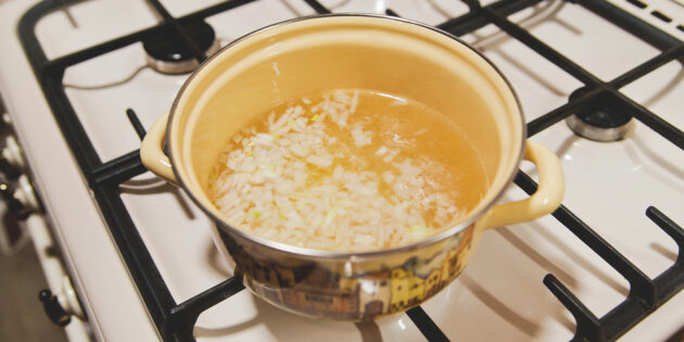 Суп с пельменями: засыпьте лук в бульон