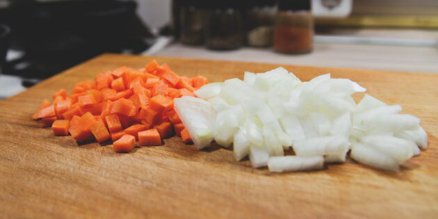 Суп из зелёного гороха: нарежьте лук и морковь
