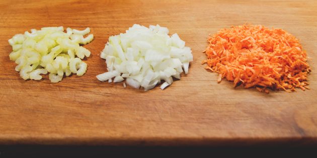 Чечевичная похлёбка, рецепт: нарежьте овощи