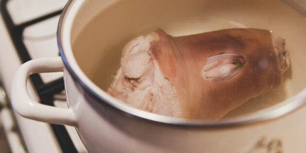 Варёная свиная рулька, рецепт: слейте первый бульон и снова наполните кастрюлю водой