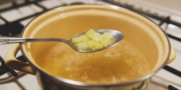 Суп с пельменями: добавьте картошку