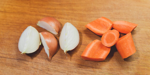 Варёная свиная рулька, рецепт: нарежьте крупно морковь и лук