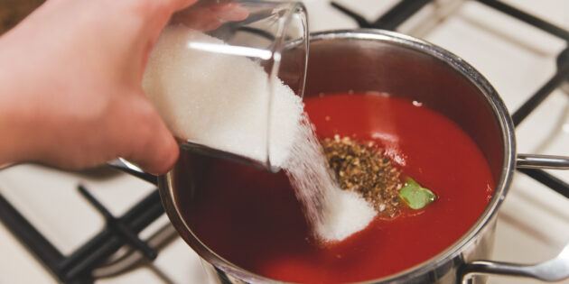Маринованный сельдерей: прогрейте томатный сок со специями