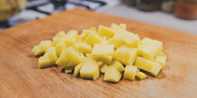 Суп из зелёного гороха: нарежьте картошку кубиками