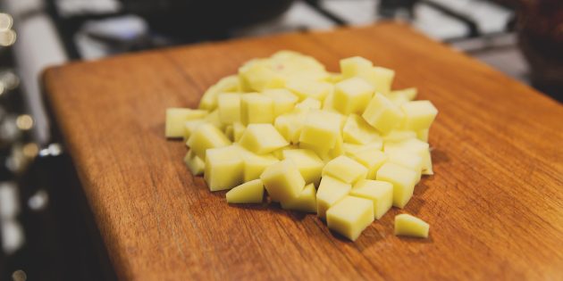 Чечевичная похлёбка, рецепт: нарежьте картошку