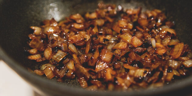 Варёная свиная рулька, рецепт: обжарьте на сливочном масле лук