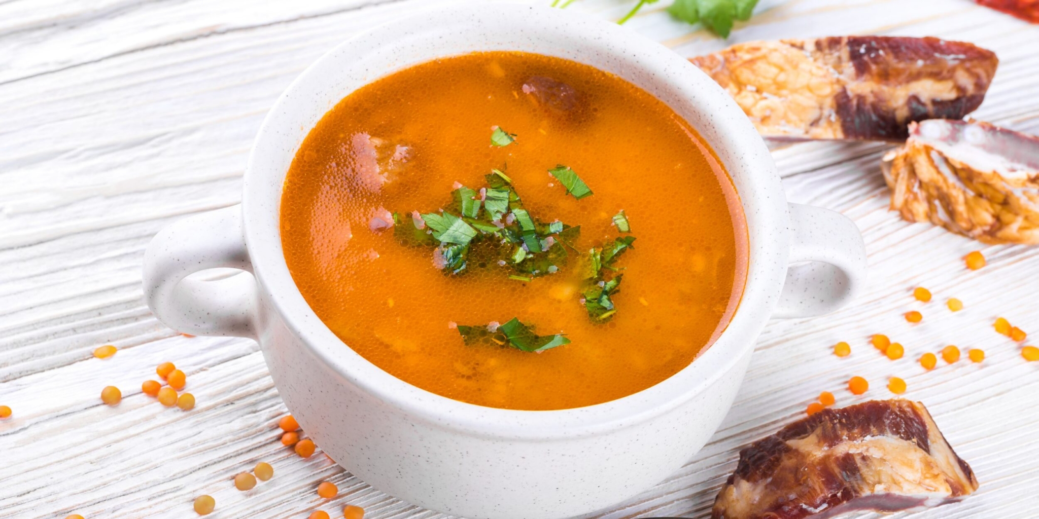 Томатный суп с чечевицей, сельдереем и шпинатом