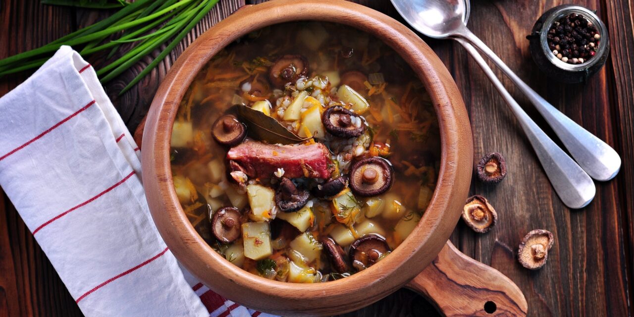 Суп с копчёными рёбрышками, гречкой и сушёными грибами