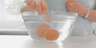 Как проверить свежесть яйца в воде