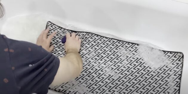 Как мыть и стирать коврик для мыши: потрите изделие губкой