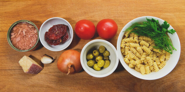 Паста с тунцом, оливками и вялеными помидорами: подготовьте ингредиенты