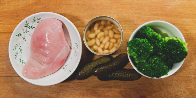 Салат из курицы, фасоли, брокколи и огурцов: подготовьте ингредиенты