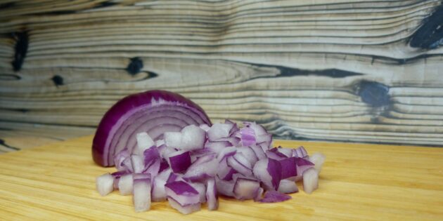 Салат с тунцом и кукурузой в пите, рецепт: порубите лук