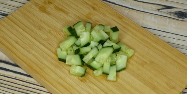 Салат с цветной капустой, рецепт: порубите огурцы