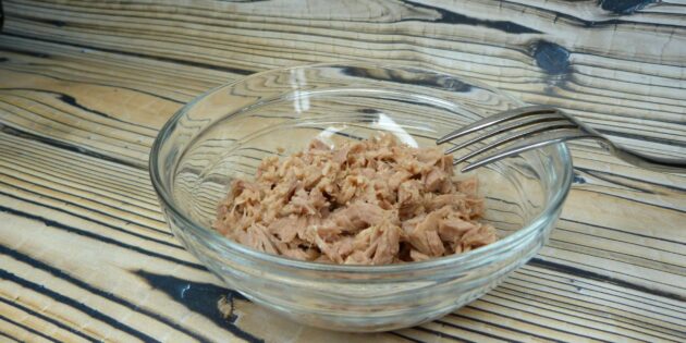 Салат с тунцом и кукурузой в пите, рецепт: разомните тунца