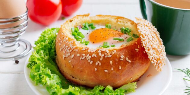 Что приготовить на завтрак: яичница с колбасой в булочках