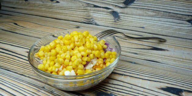 Салат с тунцом и кукурузой в пите, рецепт: смешайте все ингредиенты
