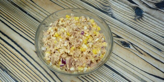 Салат с тунцом и кукурузой в пите, рецепт: заправьте майонезом