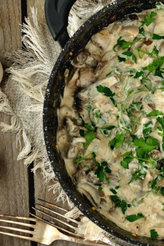 Бефстроганов из говяжьей печени с грибами