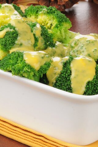 Отварная брокколи с сырным соусом