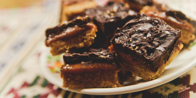 Рецепт печенья «Твикс»: достаньте десерт и разрежьте на квадратики