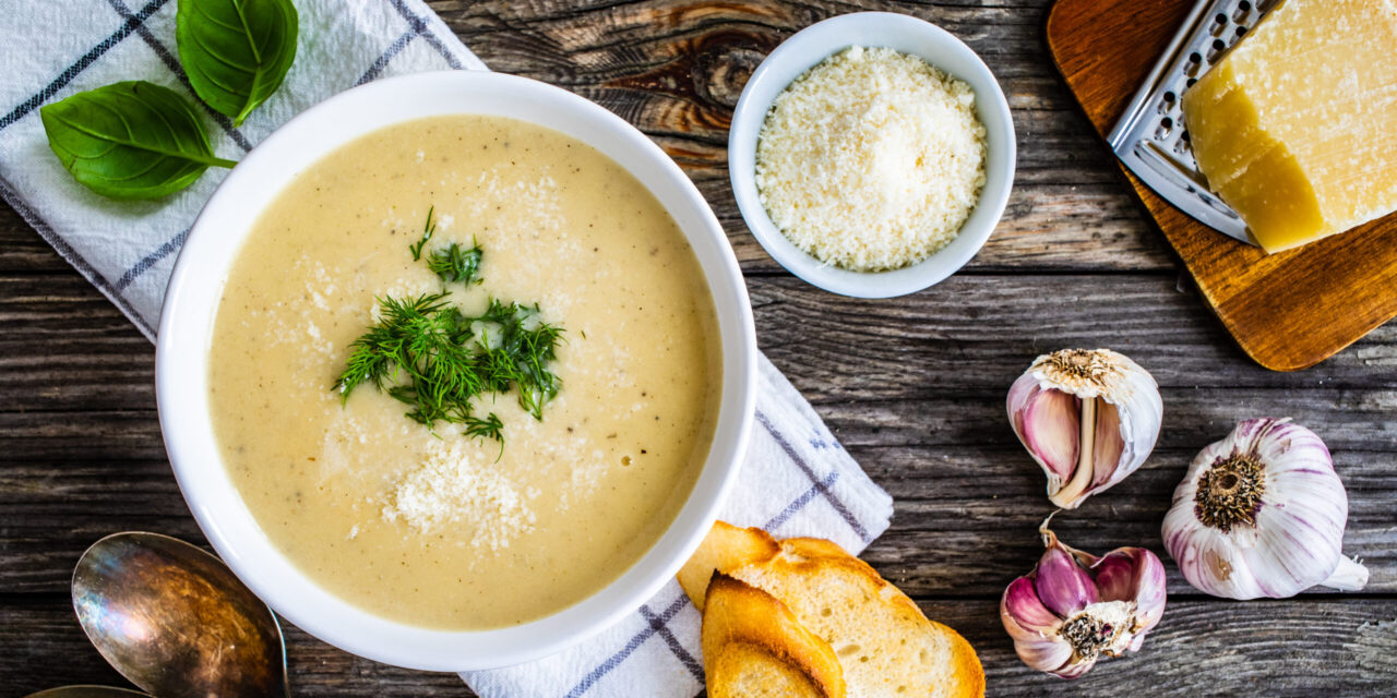 Чесночный крем-суп с картофелем и пармезаном