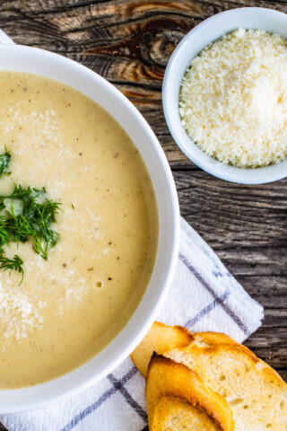 Чесночный крем-суп с картофелем и пармезаном
