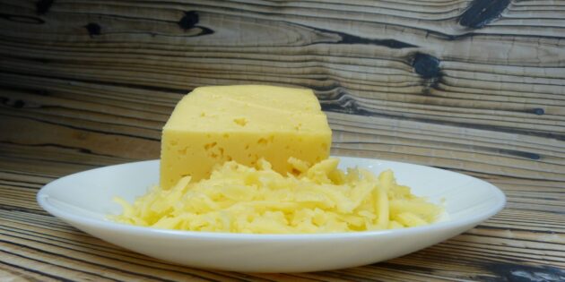 Яичница с лавашом и сыром: натрите сыр