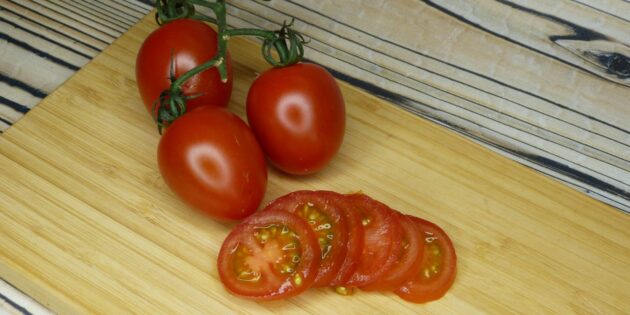 Яичница с лавашом и сыром: нарежьте помидоры