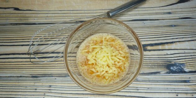 Яичница с лавашом и сыром: смешайте яйца с сыром