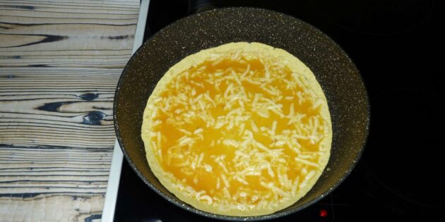 Яичница с лавашом и сыром: поджарьте лаваш и яйца