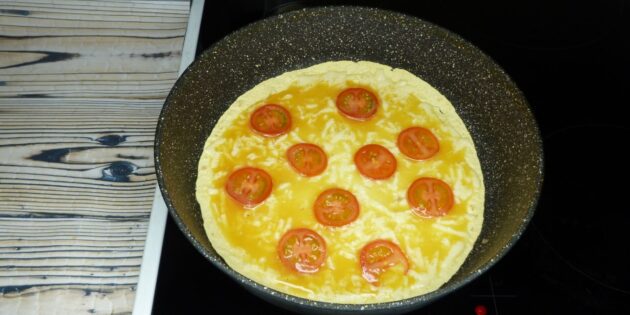 Яичница с лавашом и сыром: добавьте помидоры