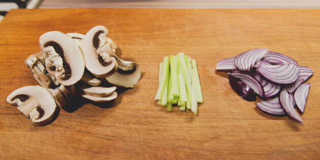 Пряный рамен со свининой, рецепт: нарежьте грибы ломтиками, лук — пёрышками, сельдерей — соломкой