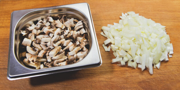 Блинчики с ветчиной, грибами и карамелизованным луком: нарежьте грибы и лук