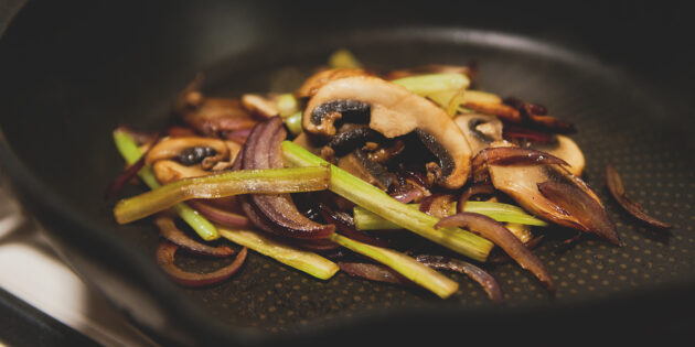 Пряный рамен со свининой, рецепт: обжарьте овощи и грибы в хорошо разогретом масле