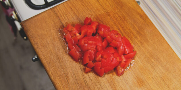 Паста с тунцом, оливками и вялеными помидорами: порежьте свежие помидоры