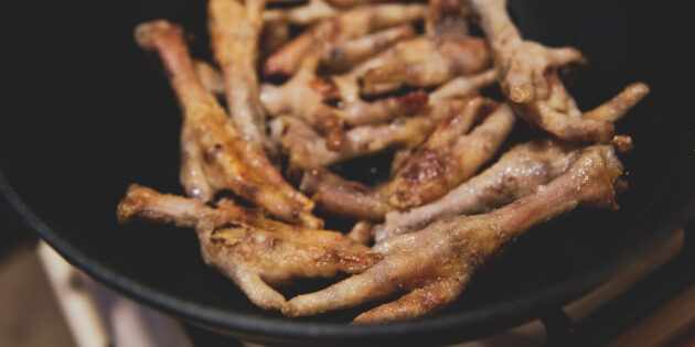 Куриные лапки в китайском стиле с терияки и имбирём, рецепт: обжарьте лапки