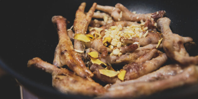 Куриные лапки в китайском стиле с терияки и имбирём, рецепт: добавьте чеснок, кориандр и имбирь