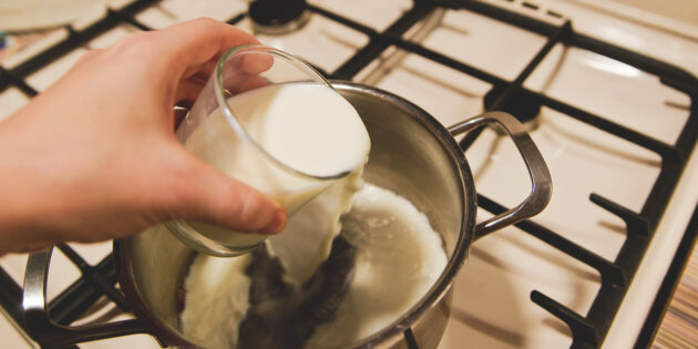 Рецепт печенья «Твикс»: подогрейте половину молока и вылейте в сотейник
