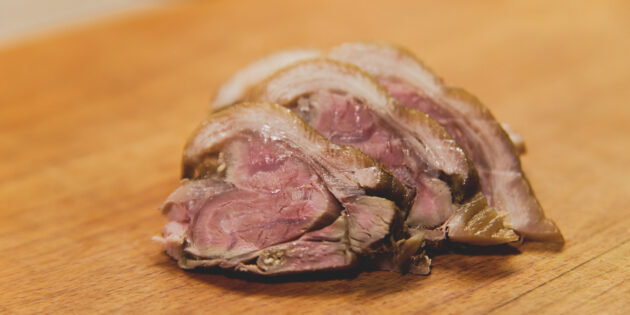 Пряный рамен со свининой, рецепт: произвольно нарежьте мясо