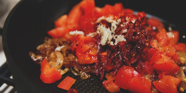 Паста с тунцом, оливками и вялеными помидорами: отправьте помидоры к луку, добавьте специи