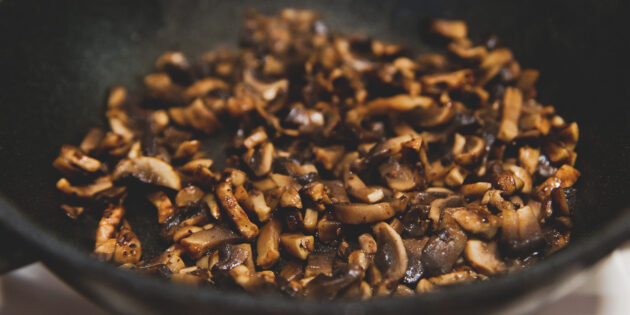 Блинчики с ветчиной, грибами и карамелизованным луком: обжарьте грибы