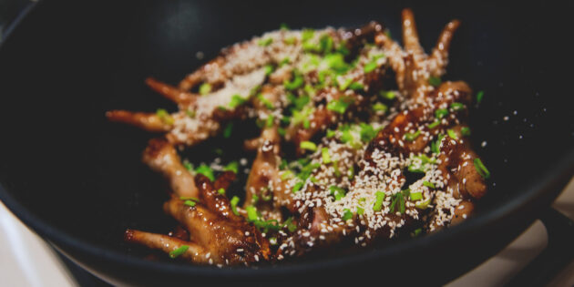Куриные лапки в китайском стиле с терияки и имбирём, рецепт: влейте соусы и подрумяньте мясо