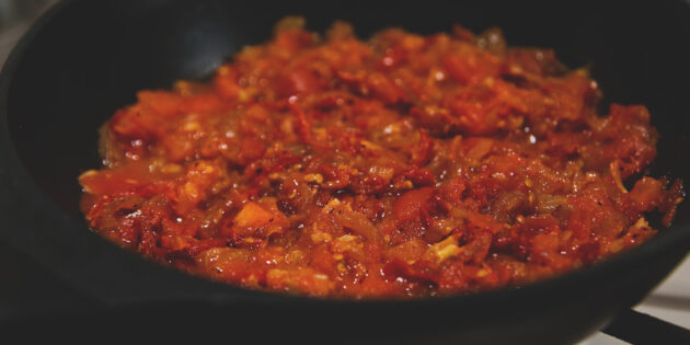 Паста с тунцом, оливками и вялеными помидорами: протушите соус
