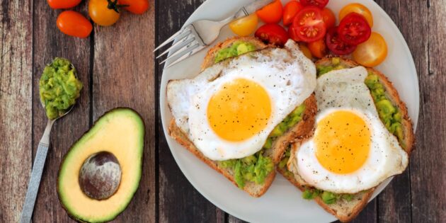 Что приготовить на завтрак: бутерброды с авокадо и яйцами