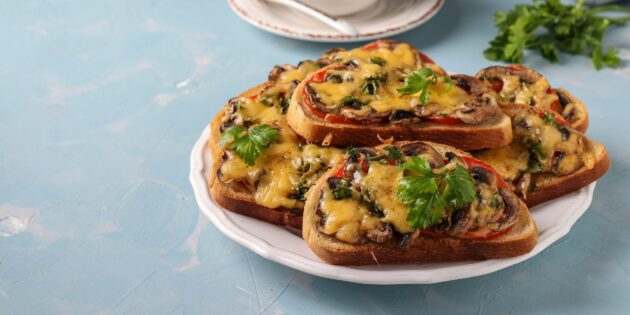 Что приготовить на завтрак: горячие бутерброды с грибами