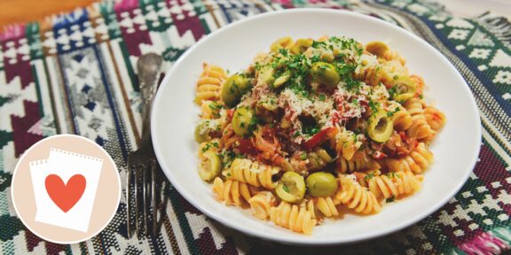 Паста с тунцом, оливками и вялеными помидорами: рецепт